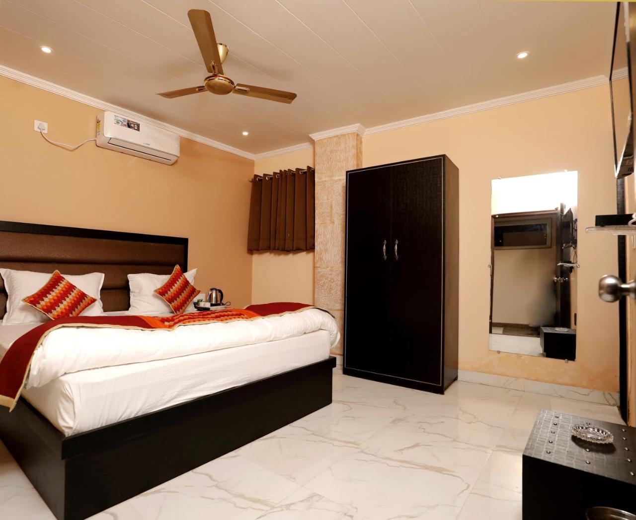 The Park Presidency Hotel Bareli Kültér fotó