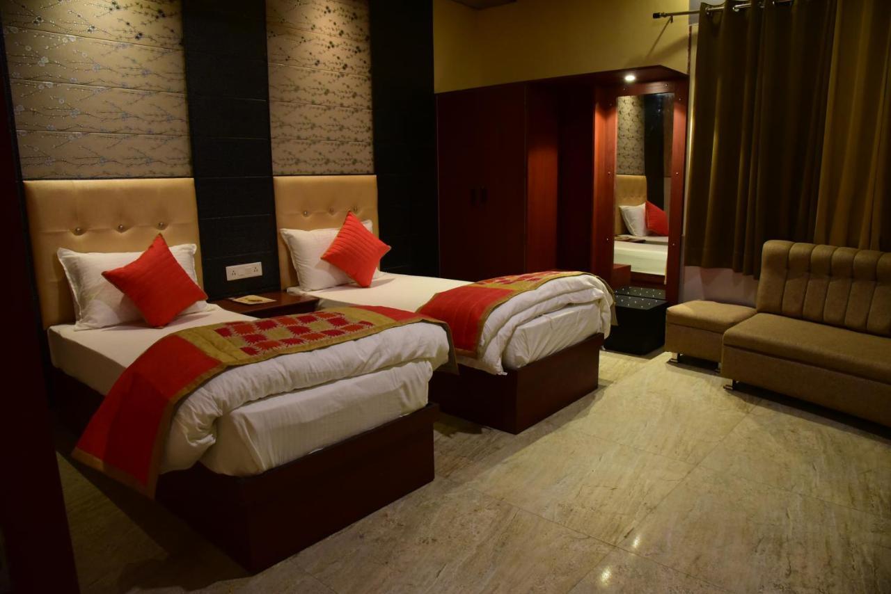 The Park Presidency Hotel Bareli Kültér fotó